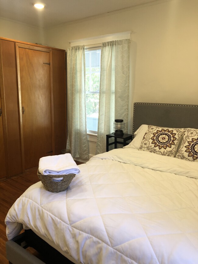 Bedroom 1 Queen Bed) - 604 Tremont St