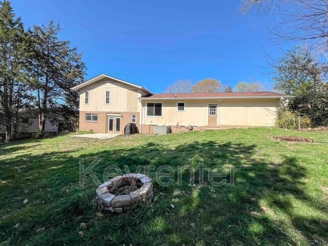 Building Photo - 12204 W Kingsgate Rd