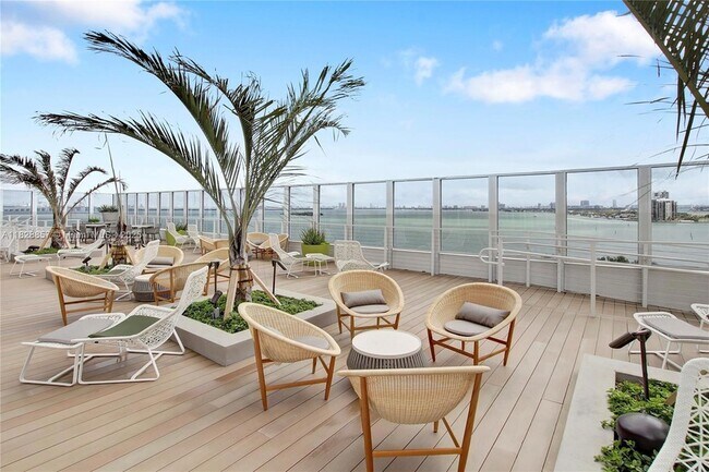 Foto del edificio - 1756 N Bayshore Dr