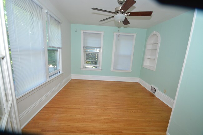 314 Augusta Ave Dekalb Il 60115 Apartments Dekalb Il Apartments Com