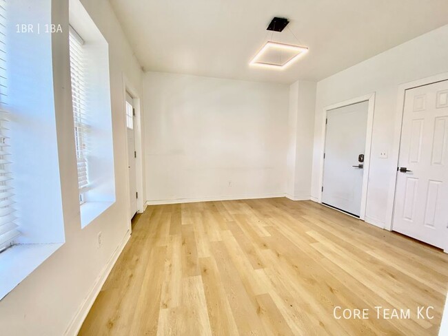 Building Photo - Top Floor Newly Renovated 1 Bedroom