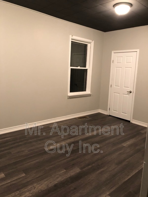 Photo du bâtiment - 163 E 5th St