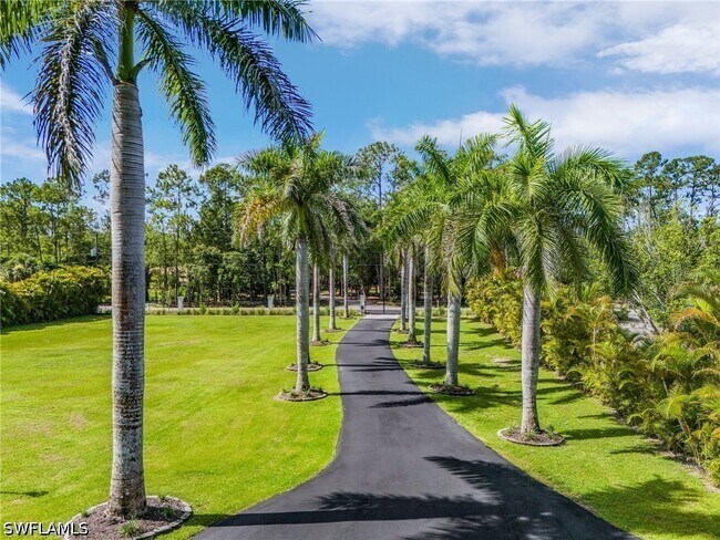 Foto del edificio - 6155 Standing Oaks Ln