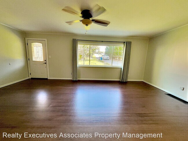 Foto del edificio - 3 br, 2 bath House - 1011 N. Dogwood Lane