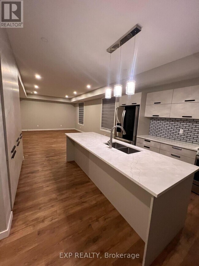 Building Photo - 1371 Maxime St