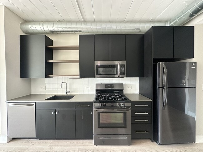 Building Photo - 941 W Belmont Ave