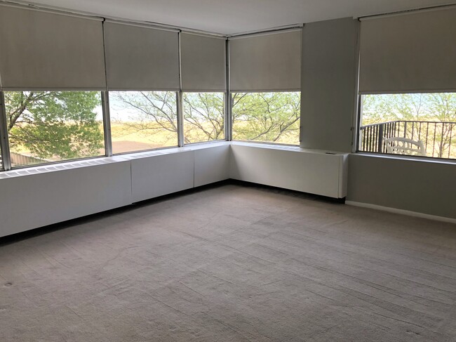 Huge living room with privacy shades - 5757 N Sheridan Rd