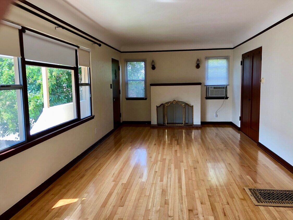 Foto principal - 3730 Lewis Ave