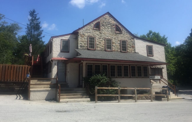 Building Photo - 1081 Creek Rd