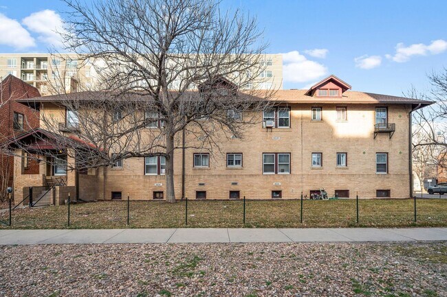 Foto del edificio - University Park 1 bed 1 bath Condo in walking distance to DU! MOVE IN SPECIAL!