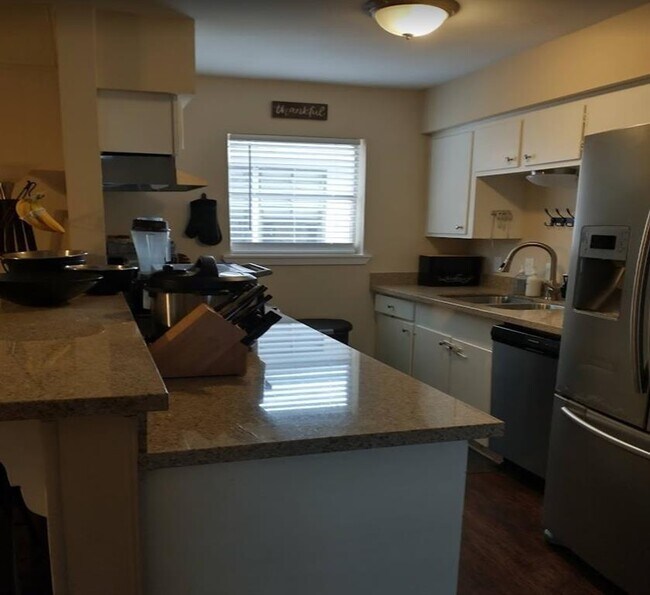 Foto del edificio - 7302 Cardinal Cir