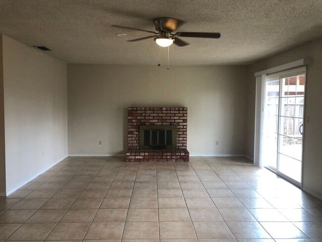 Building Photo - Walking distance to CSU Stanislaus