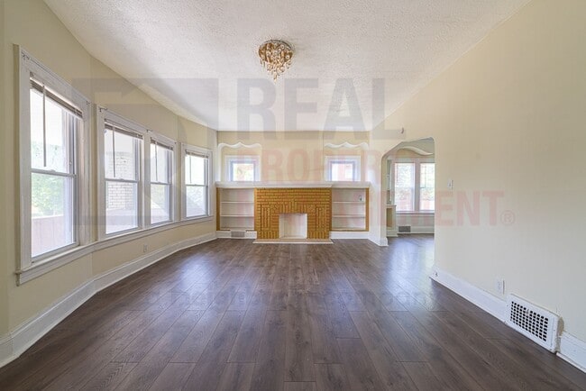 Building Photo - 3633 E 153rd St