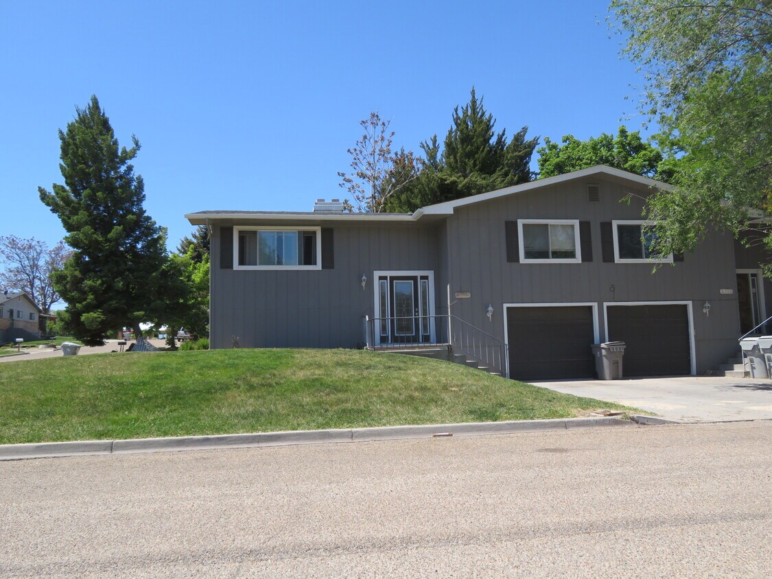 Unit in Duplex w/1 car garage - 2322 Brookside Dr