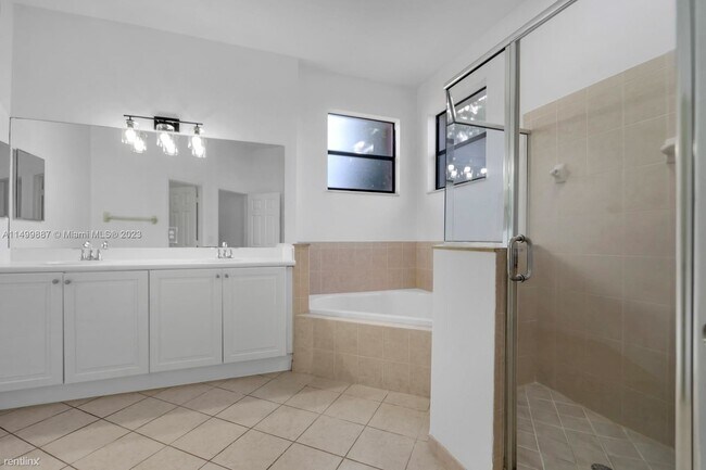 Building Photo - 5 br, 3 bath House - 24082 SW 112th Ct