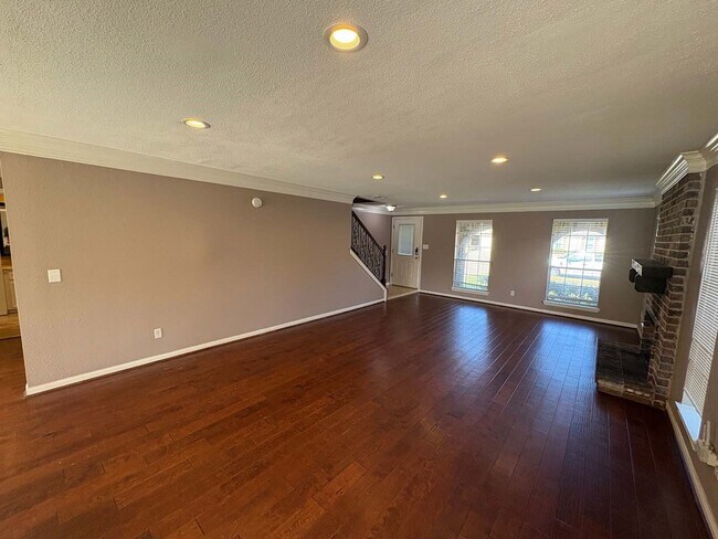 Foto del edificio - 22507 Red River Dr