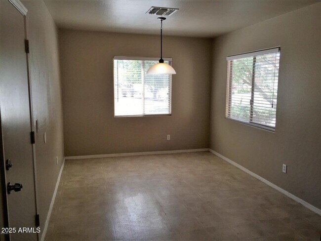 Building Photo - 307 S Carter Ranch Rd