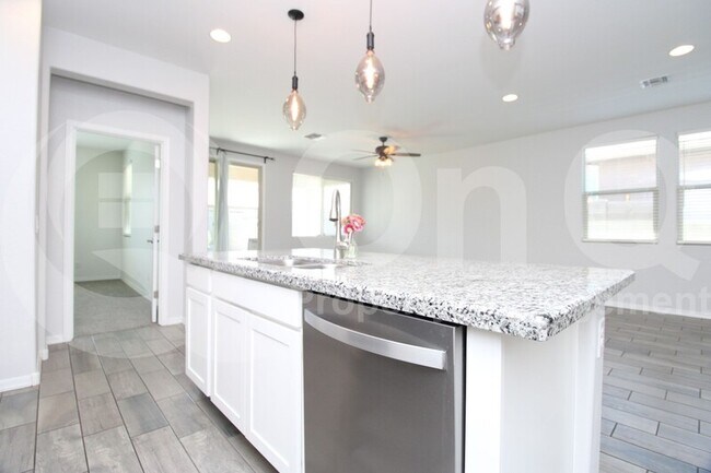 Building Photo - 1687 W Harris Ave