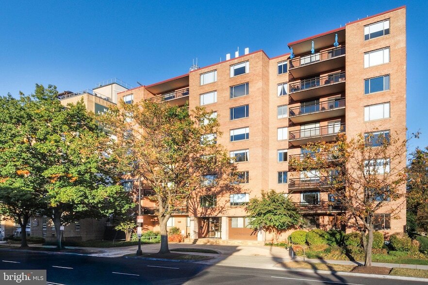 Foto principal - 3315 Wisconsin Ave NW
