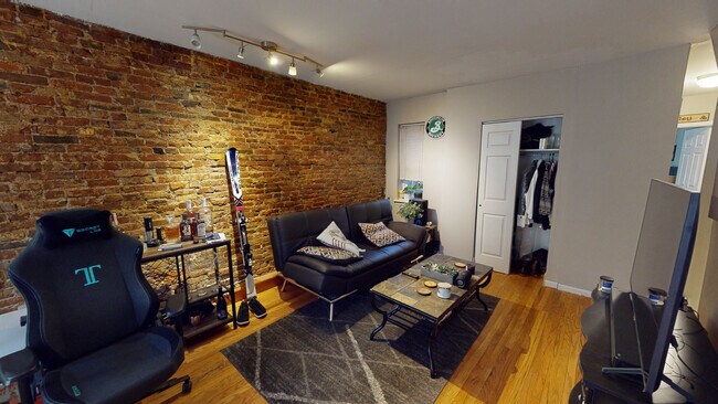 Building Photo - 425 Monroe St