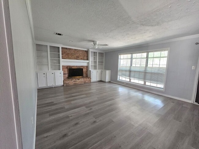 Foto del edificio - 3911 Brightwood Dr