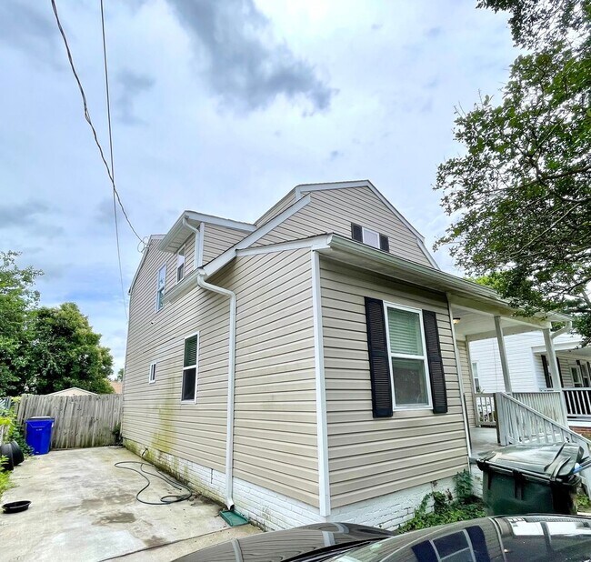 Foto del edificio - Charming 5-Bedroom Home with Fenced Yard i...