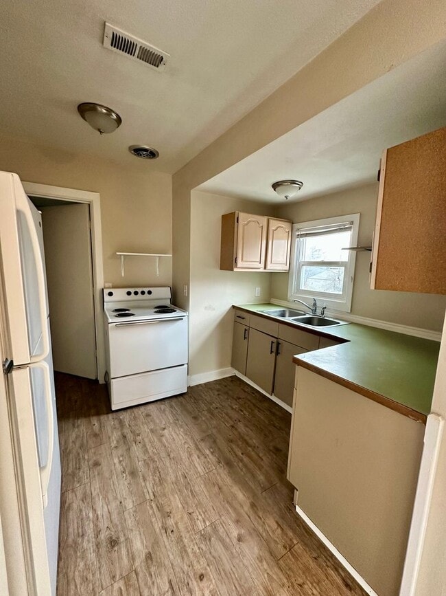 Building Photo - 613 W Knox Ave