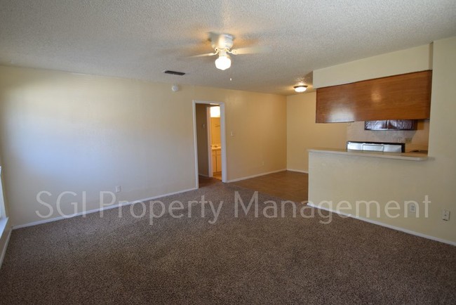Foto del edificio - 2 Bed 2 Bath DUPLEX Ready for Move in
