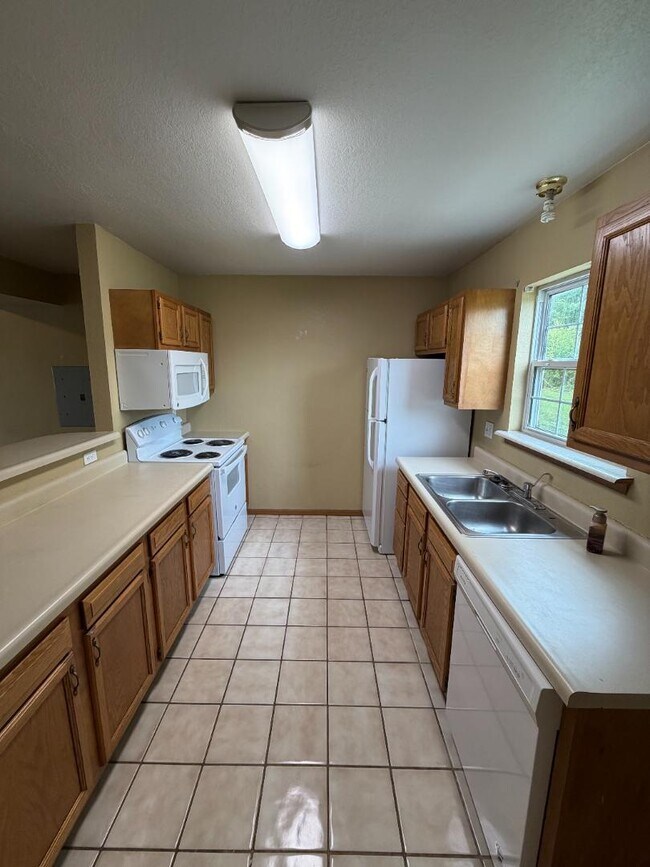 Building Photo - 104 SouthWoods Court - A