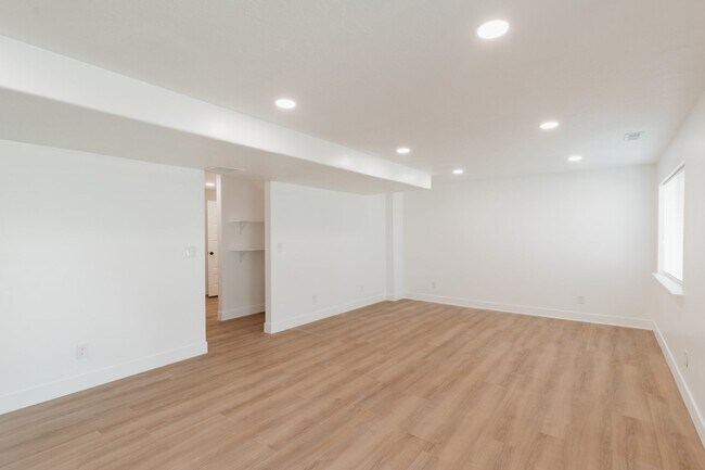 Foto del edificio - 996 N Freeman Dr