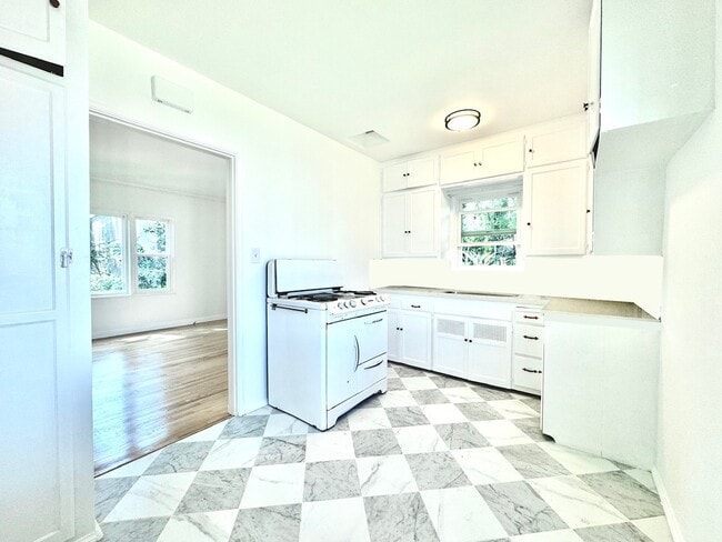 Building Photo - 2406 Edgewater Ter