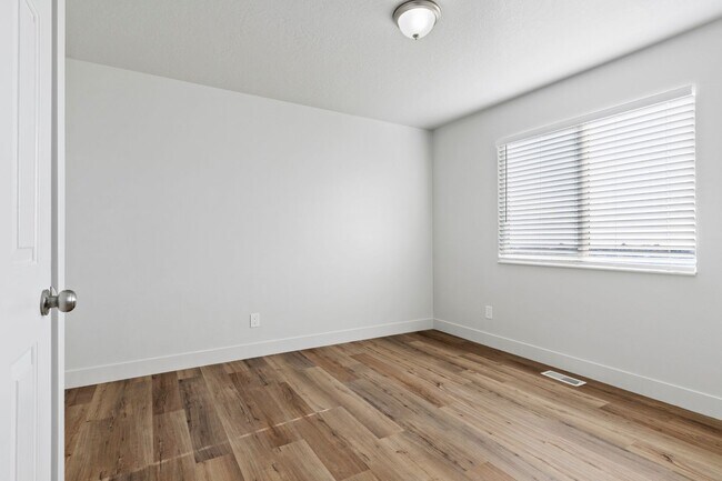Building Photo - Amazing Single Family Home for Rent in Sar...