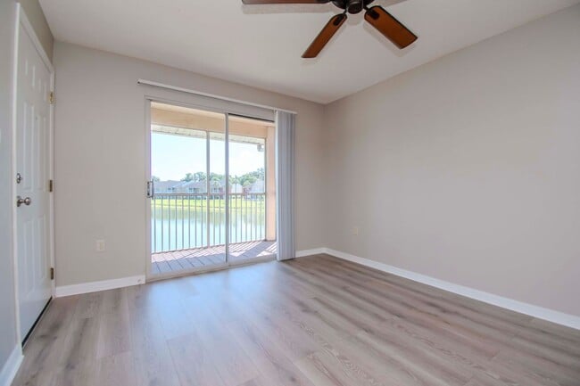 Building Photo - Lake Front 1BR + Den -Move In Special Available