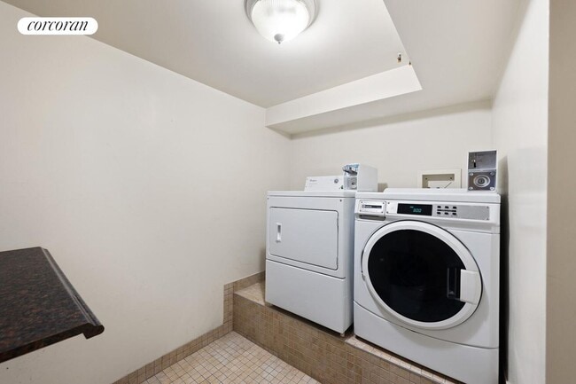 Building Photo - 447 W 47th St