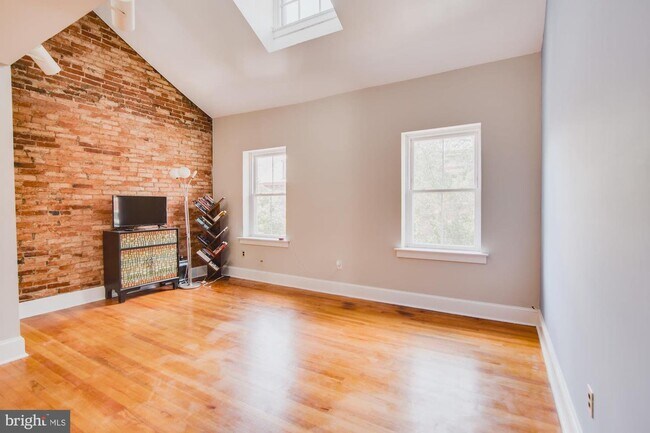 Building Photo - 607 S 10th St