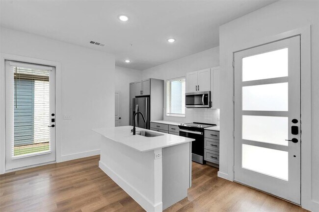 Building Photo - 1406B Forward Dr