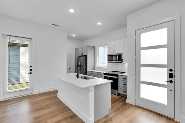 Building Photo - 1438B Forward Dr