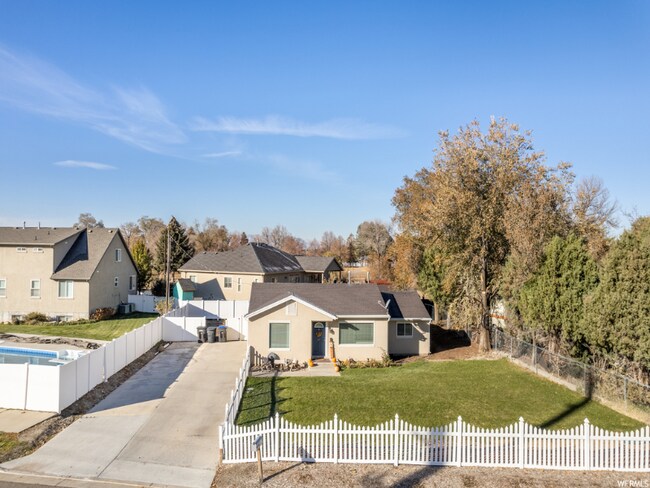 Building Photo - 2823 N Canyon Rd