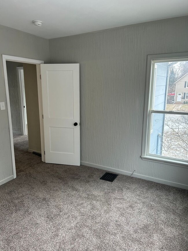 Building Photo - 3 bedroom house