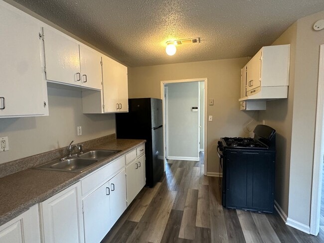 Building Photo - Three Bedroom Two Bath