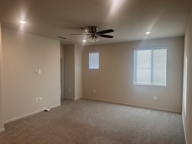 Foto del edificio - 1750 Yukon Territory Ave