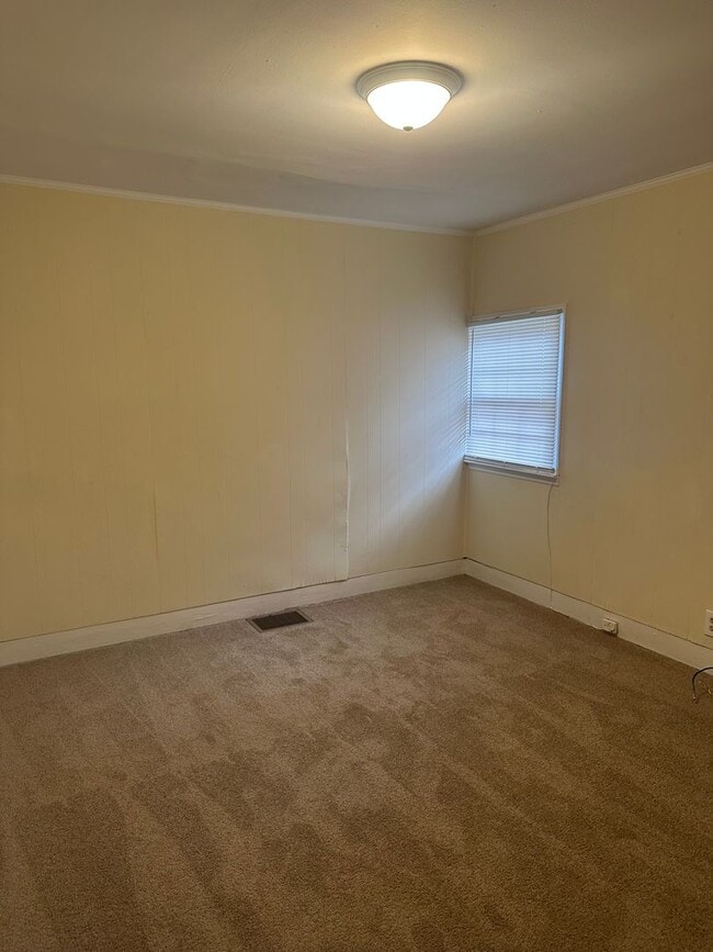 Building Photo - 3 Bedroom/1 bath home