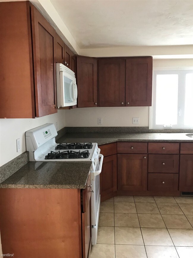 Building Photo - 3 br, 1 bath House - 38 Robin St
