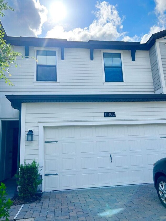 Modern 3/2.5 Spacious Townhome with a 2 Ca... House for Rent in