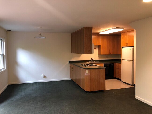 Building Photo - COMING SOON-Spacious 5bdr/3bath units available for a lease ending May 30. Building is located at...