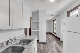 Building Photo - 812 Lovett Pl