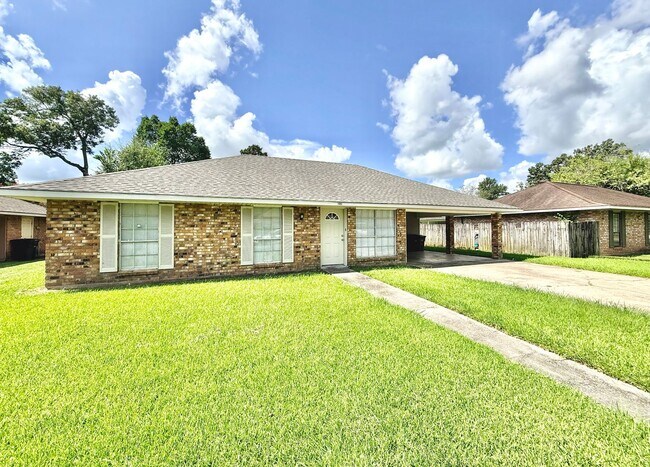 Foto del edificio - Bright & Spacious 3 Bedroom Brick Home with Double Carport & Large Backyard