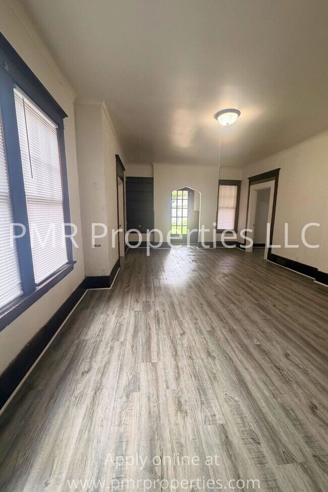 Building Photo - 3 Bedrooms / 1 Bathroom House