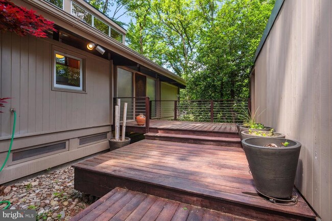 Building Photo - 6620 Fernwood Ct