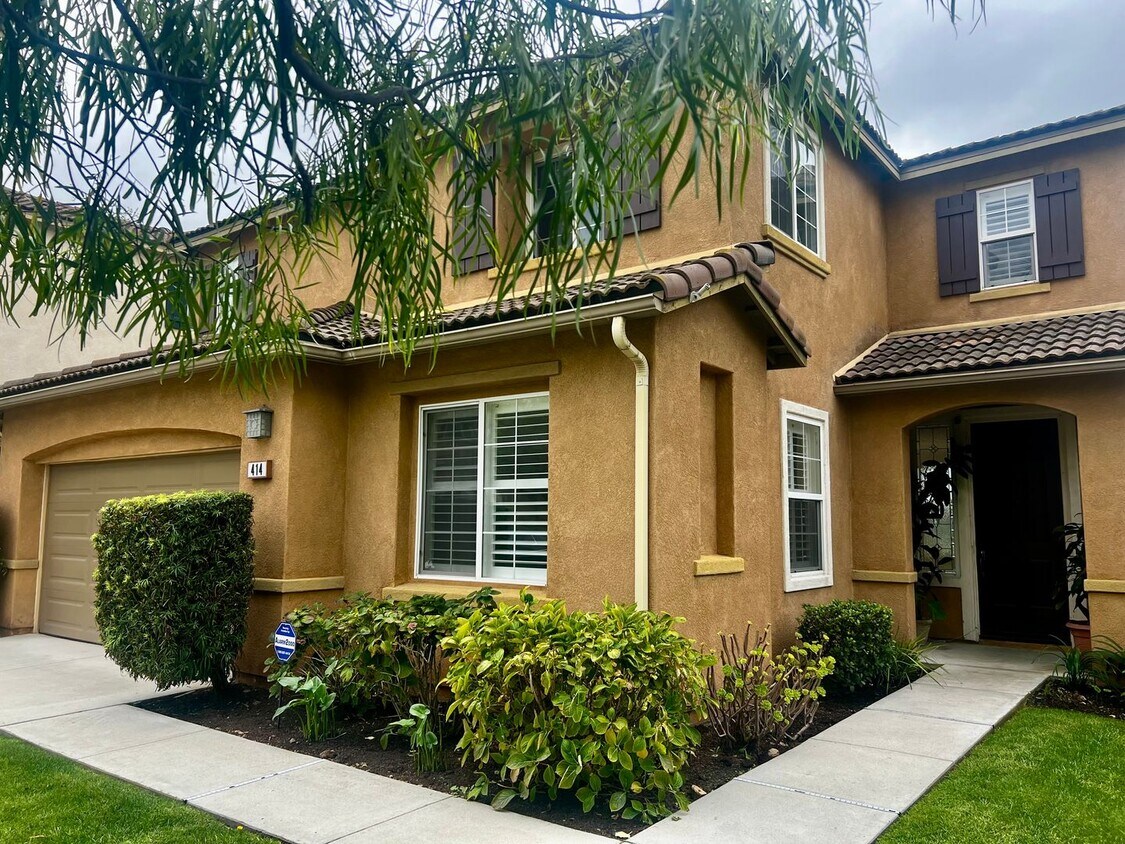 Foto principal - Stunning 4br + Den located on a view lot i...